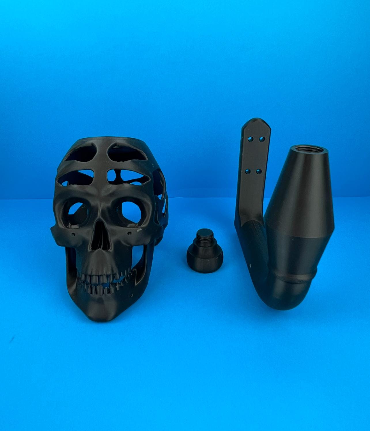 Wall-Mounted Skull Helmet Display Stand – Unique 3D-Printed Holder for Cosplay & Collectibles