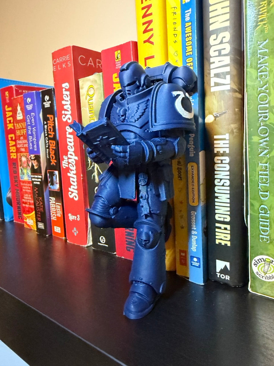 Sci-Fi Warrior Bookend – Armored Soldier Reading Figurine for Bookshelf Decor