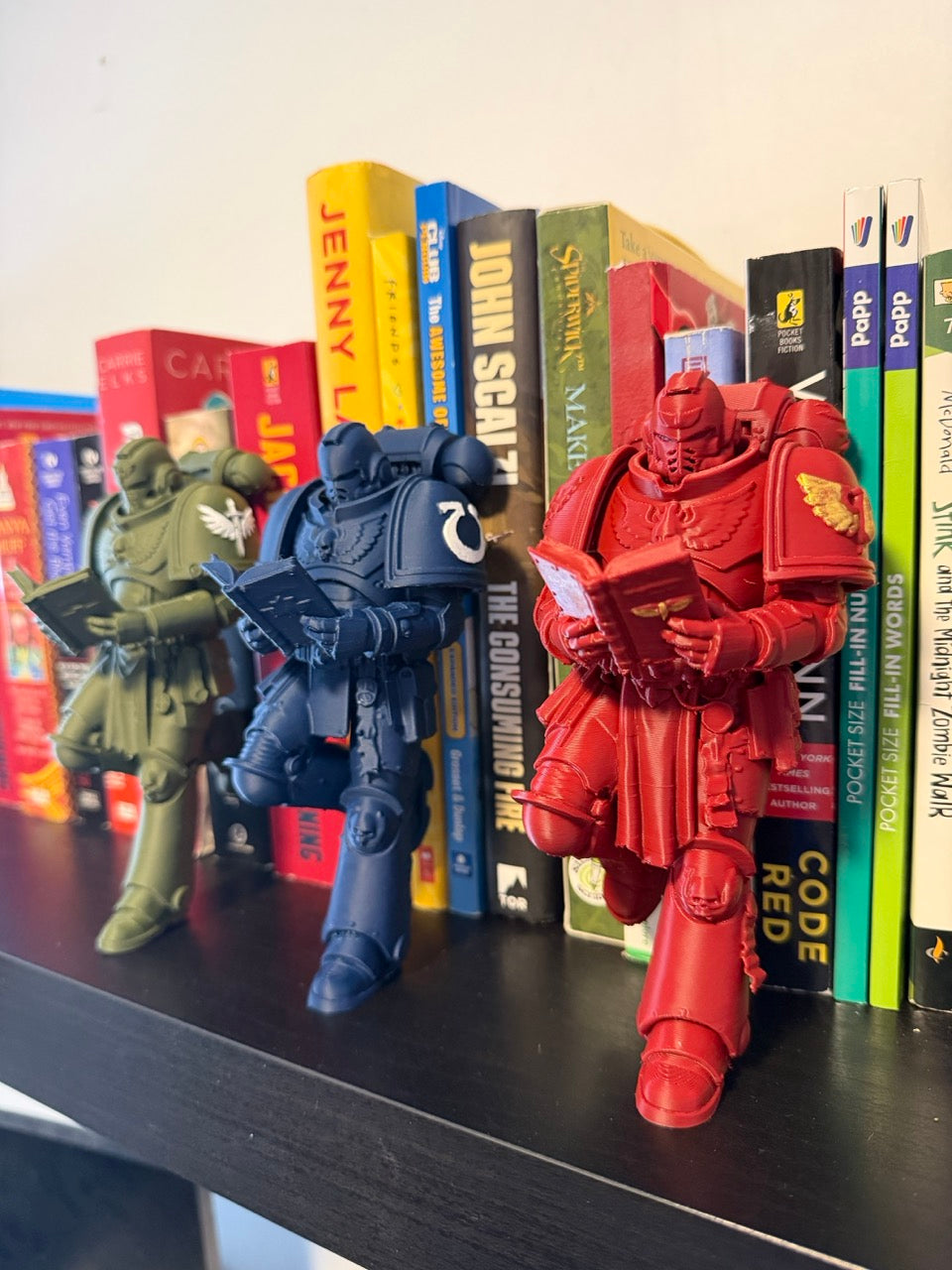 Sci-Fi Warrior Bookend – Armored Soldier Reading Figurine for Bookshelf Decor