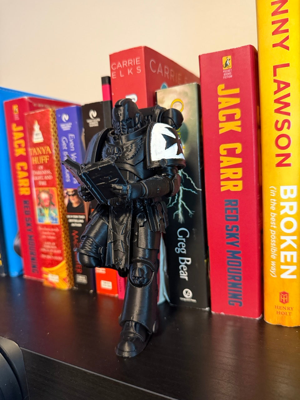 Sci-Fi Warrior Bookend – Armored Soldier Reading Figurine for Bookshelf Decor