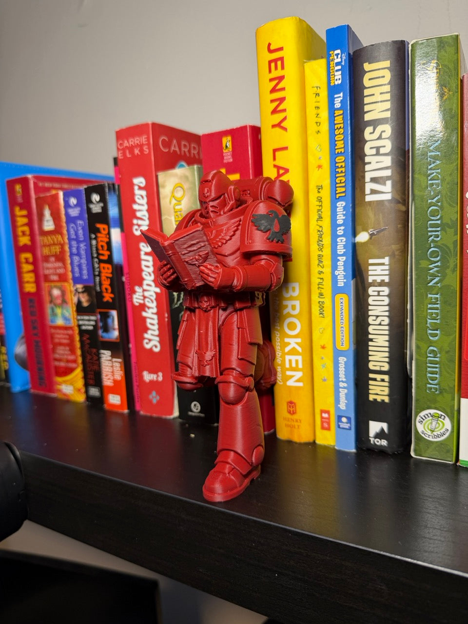 Sci-Fi Warrior Bookend – Armored Soldier Reading Figurine for Bookshelf Decor