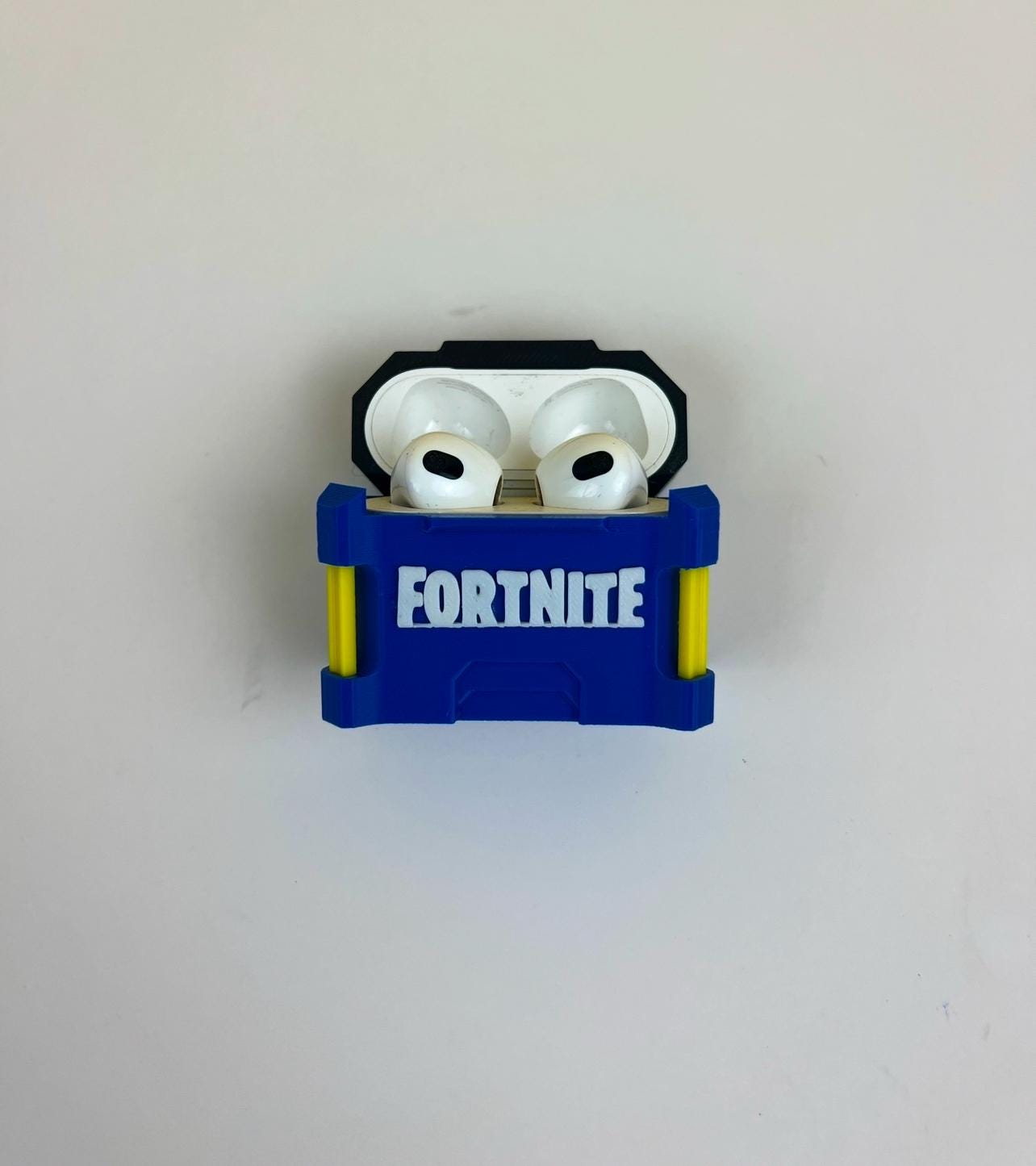 Gamer-inspirierte AirPods Pro Hülle – Battle Royale Loot Box Design, Schutzhülle