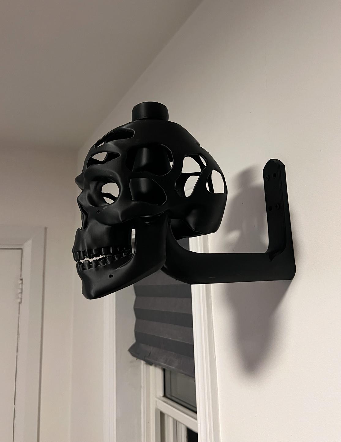 Wall-Mounted Skull Helmet Display Stand – Unique 3D-Printed Holder for Cosplay & Collectibles