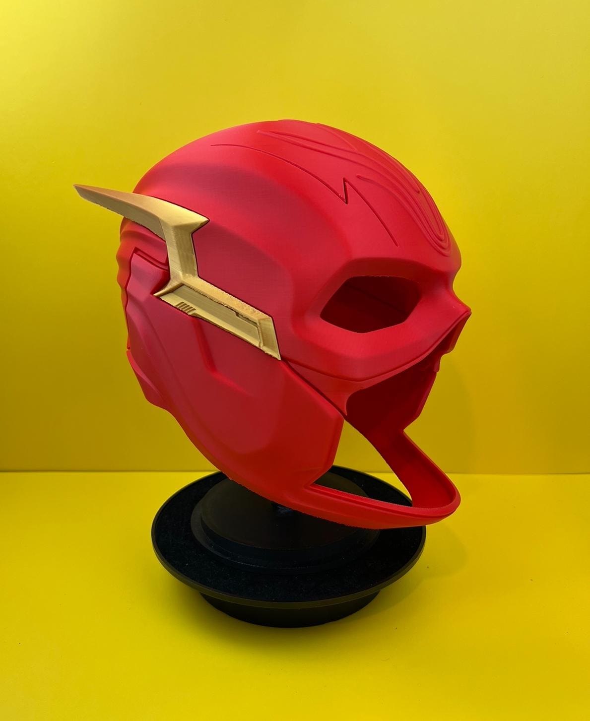 Speedster Hero Style Red Cosplay Helmet – Wearable Superhero Mask for Adults – Sci-Fi Costume Prop